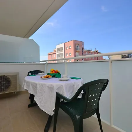 Beachside For Four Guests Apartment *